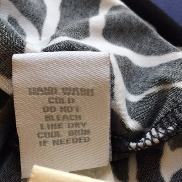 Dressbarn Top Black & White Giraffe Print Blouse Small - Picture 5 of 5